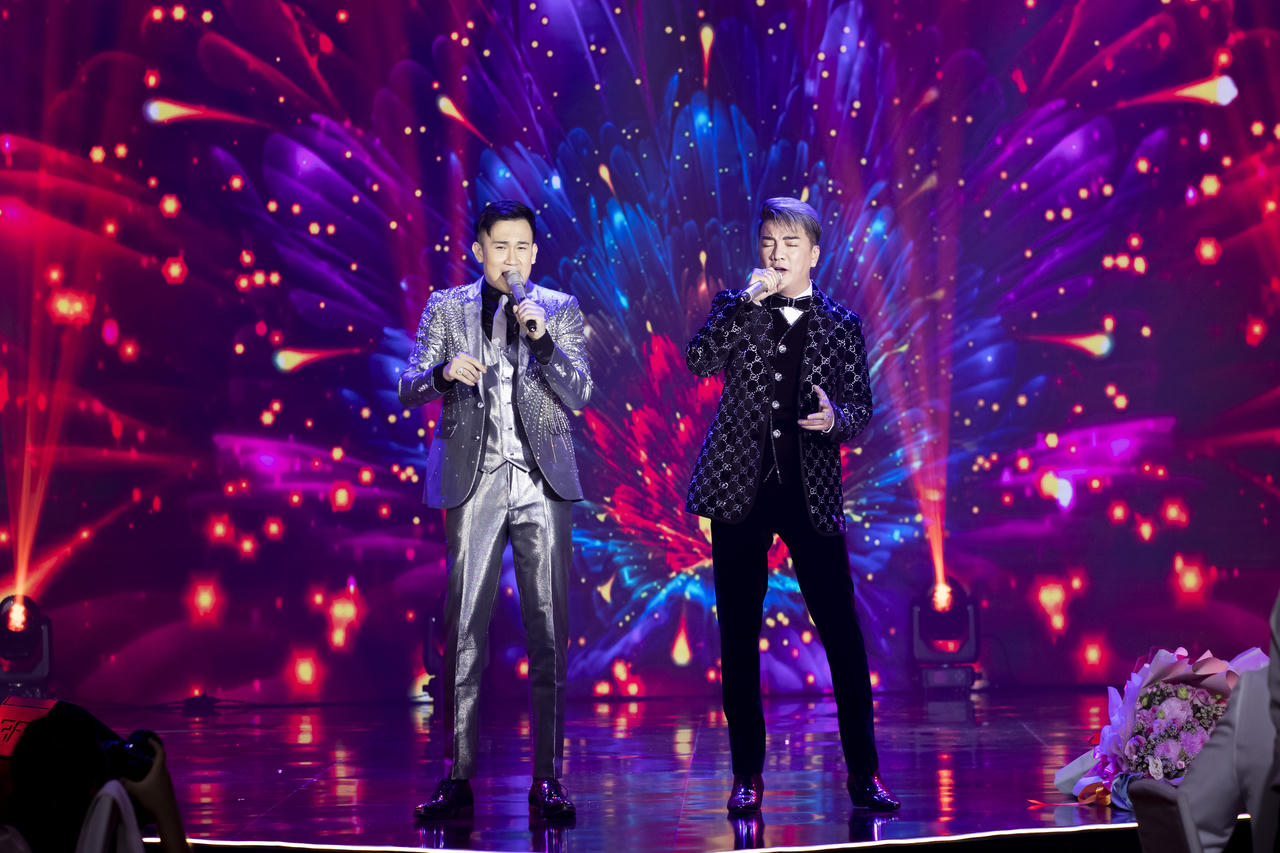 Đàm Vĩnh Hưng nổi bật cùng Hồ Ngọc Hà trong chương trình cuối năm