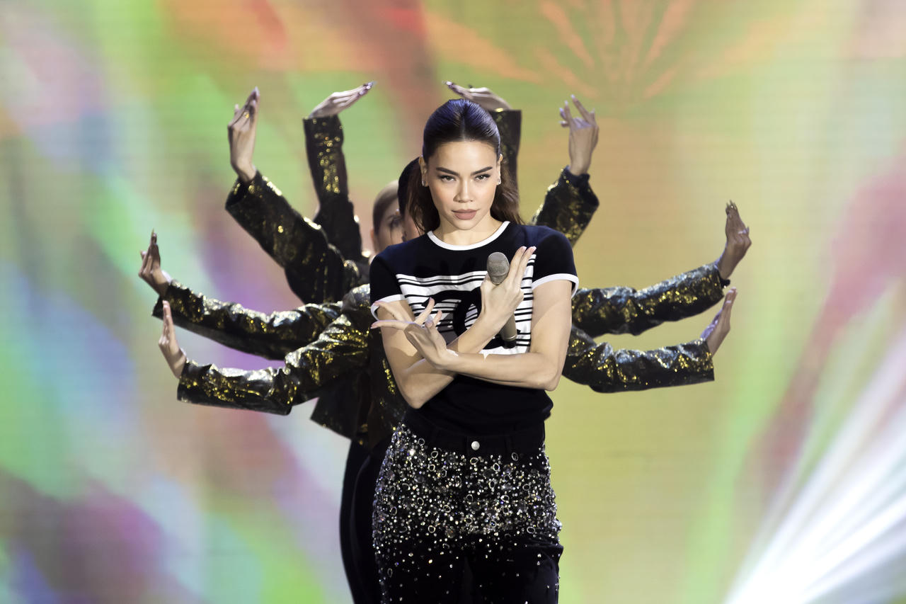 Đàm Vĩnh Hưng nổi bật cùng Hồ Ngọc Hà trong chương trình cuối năm