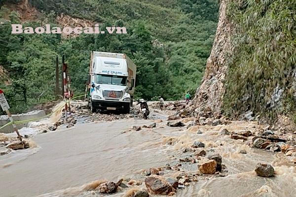 Không thể di chuyển từ TP Lào Cai lên Sa Pa do mưa gây lũ lớn