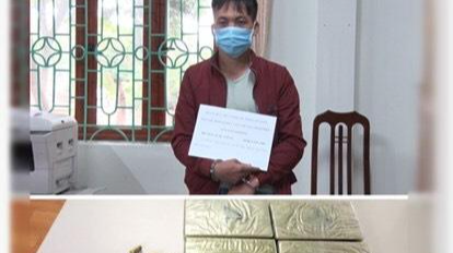 Bắt đối tượng mang theo súng vận chuyển 8 bánh heroin