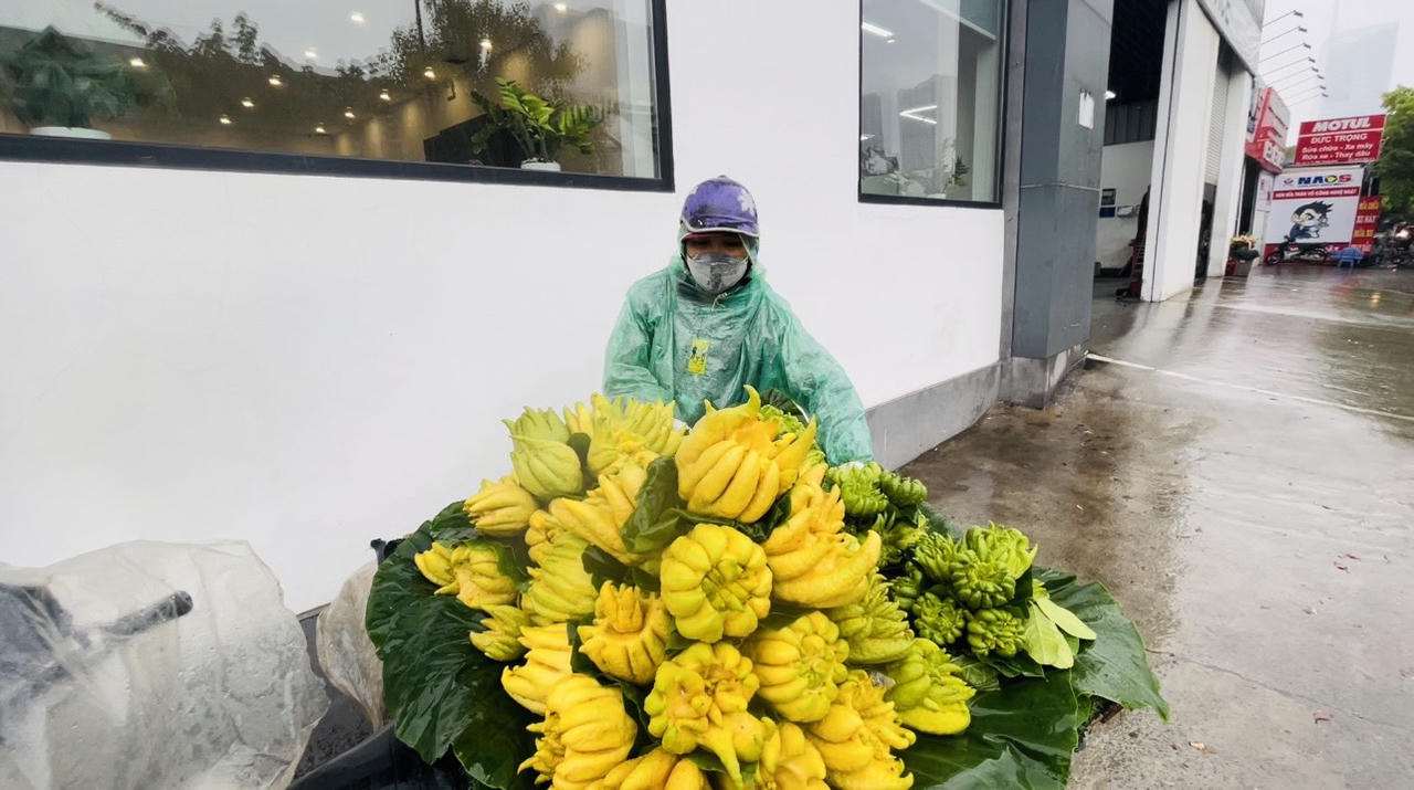 Những phụ nữ 'đội' mưa rét mưu sinh bên đường Hà Nội ngày 20/10