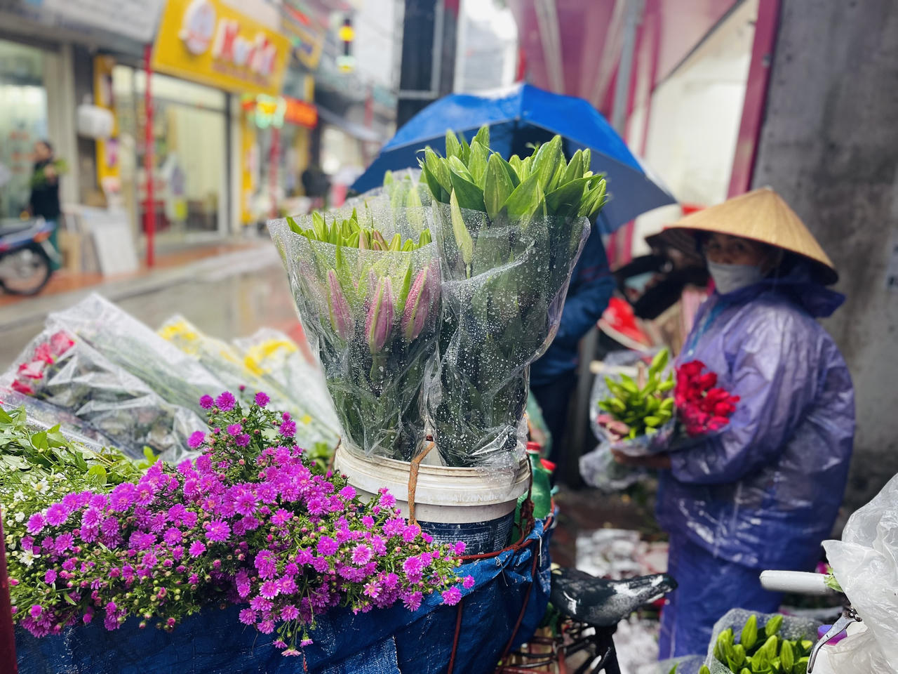 Những phụ nữ 'đội' mưa rét mưu sinh bên đường Hà Nội ngày 20/10