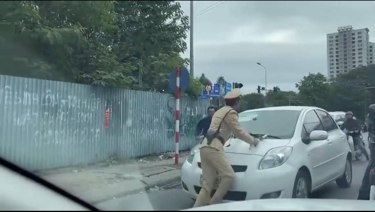 Nữ tài xế lái ô tô không chấp hành hiệu lệnh, đẩy chiến sỹ CSGT lùi đi nhiều mét 
