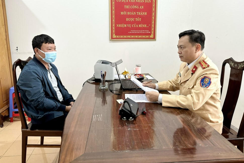 Xử lý tài xế Land Cruiser tự ý lắp đặt đèn xe ưu tiên