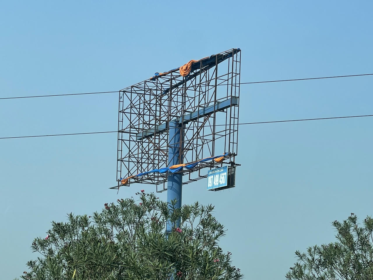 Nhếch nhác biển quảng cáo ngoài trời, bài toán khó cho Hà Nội!