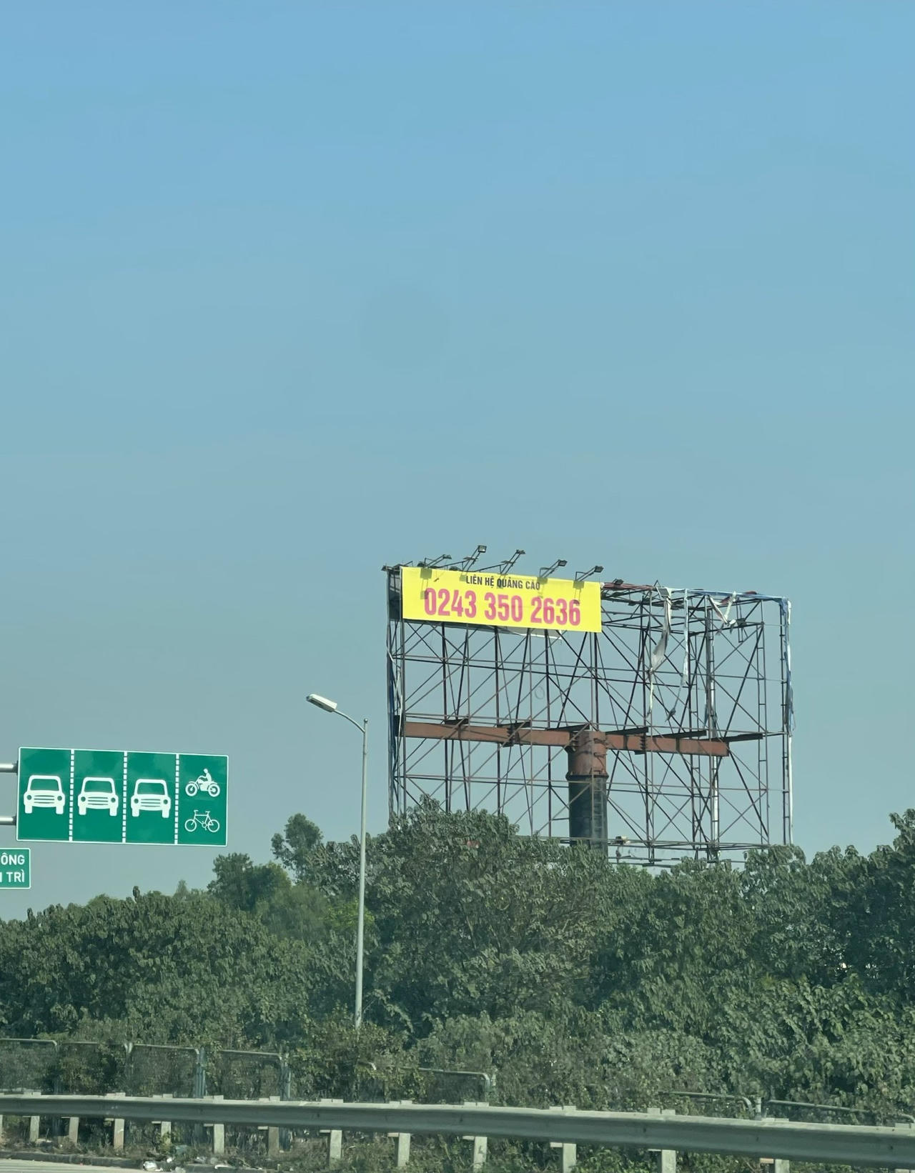 Nhếch nhác biển quảng cáo ngoài trời, bài toán khó cho Hà Nội!