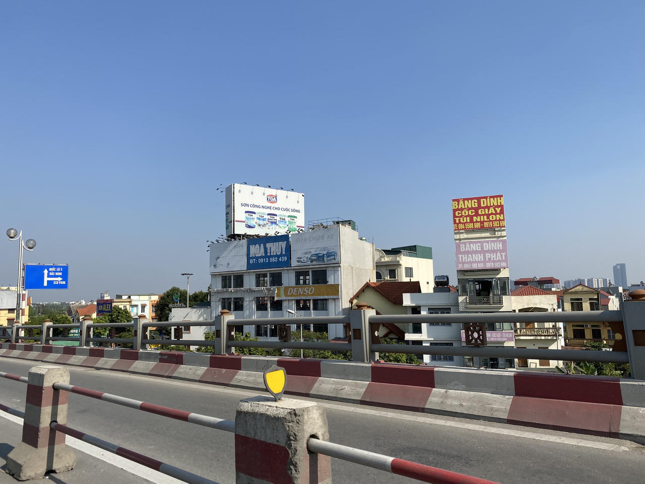 Nhếch nhác biển quảng cáo ngoài trời, bài toán khó cho Hà Nội!