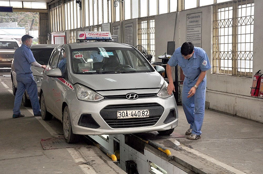 Làm thêm giờ để đáp ứng nhu cầu kiểm định phương tiện cuối năm