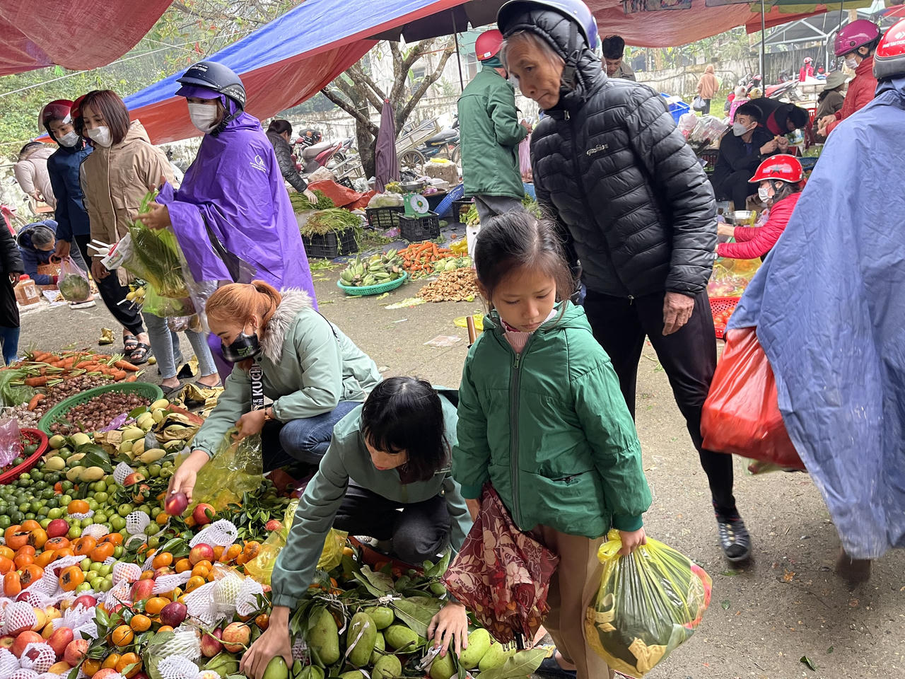 Ấm áp phiên chợ quê ngày Tết