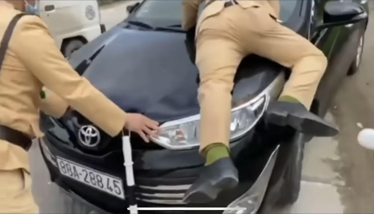 Tạm giữ khẩn cấp tài xế ô tô đâm vào cảnh sát giao thông tại Vĩnh Phúc