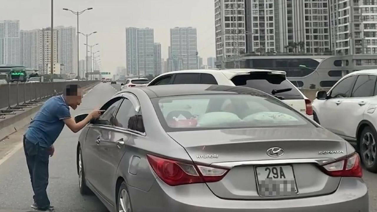 Làm rõ vụ tài xế đi ô tô sang chặn đầu, nhổ nước bọt vào xe khác trên đường Hà Nội