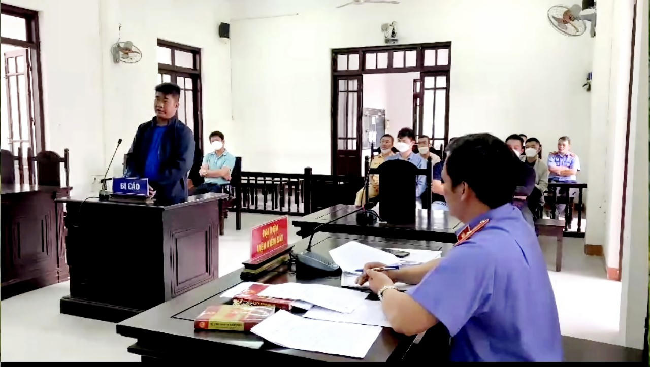 Tài xế lái xe đầu kéo chắn ngang cao tốc lĩnh 12 tháng tù giam 