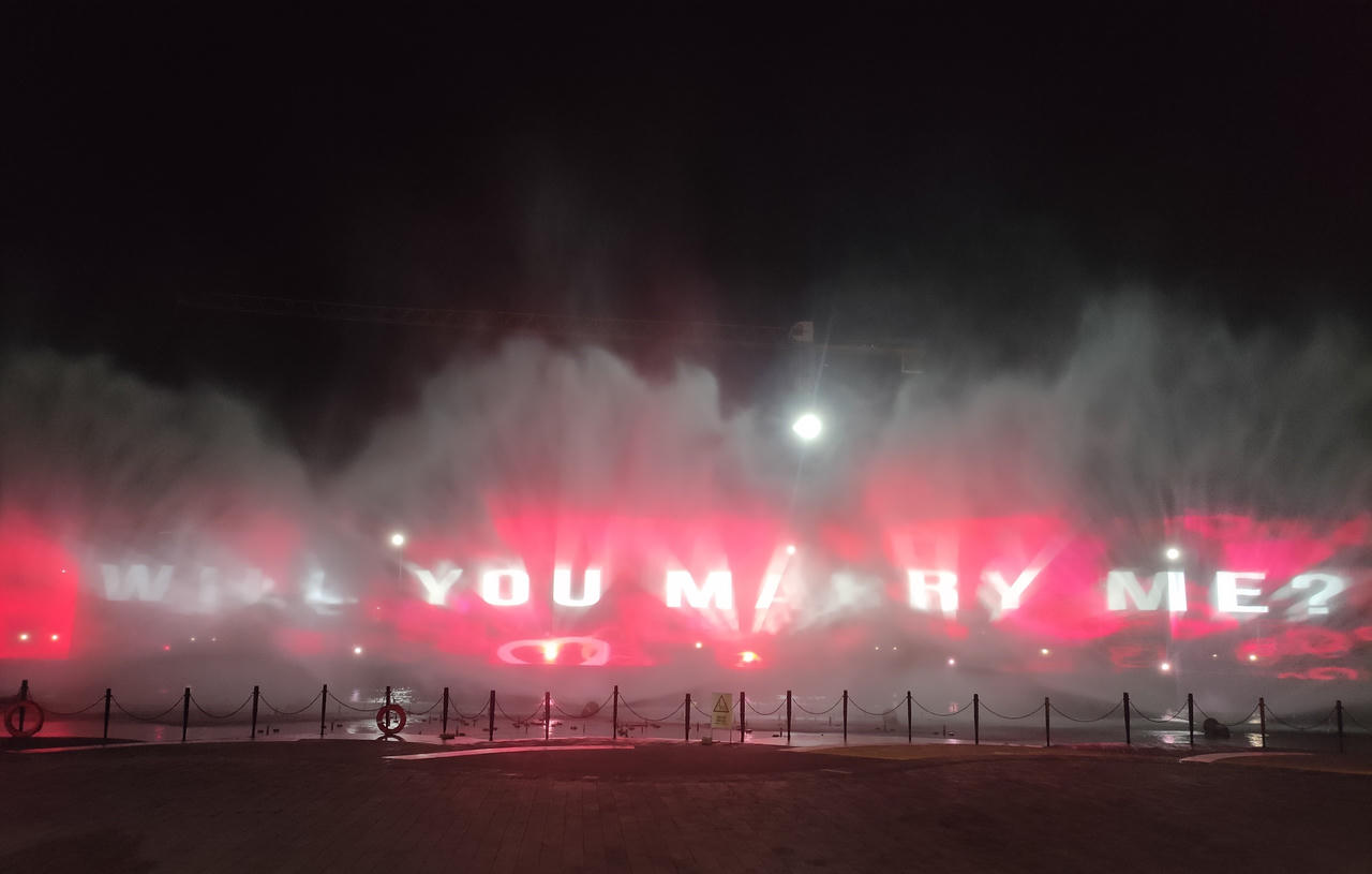 Màn cầu hôn lãng mạn tại sân khấu nhạc nước triệu đô The Harmony