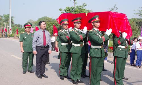 Đón 9 hài cốt liệt sĩ quân tình nguyện Việt Nam hy sinh tại Lào về nước