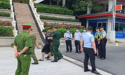 Công an hai nước 'hợp sức' truy bắt nghịch tử sát hại cha đẻ