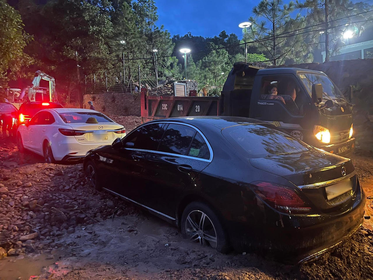 Sau vụ 'đất sạt vùi bánh ô tô', Sóc Sơn 'siết' xử lý vi phạm trật tự xây dựng phạm vi rừng phòng hộ