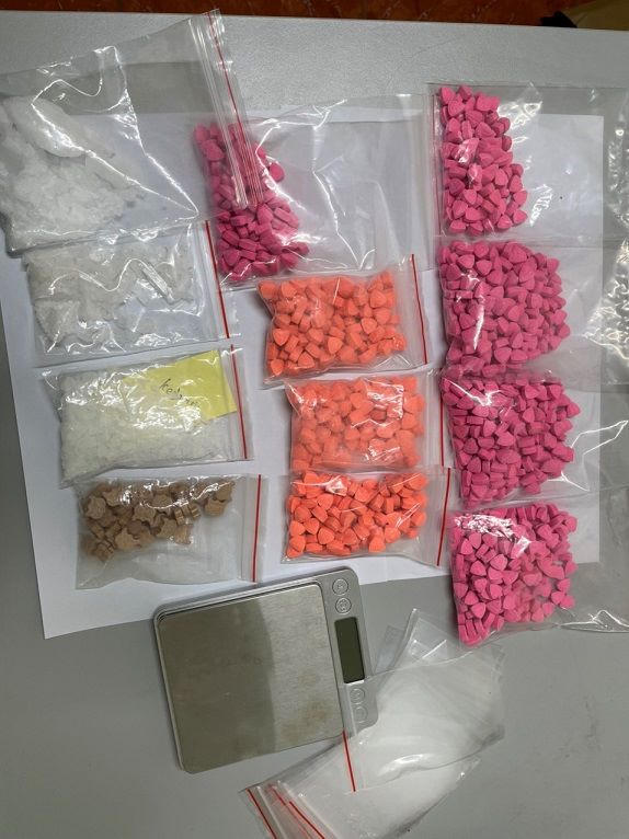 Bắt giữ 2 đối tượng có 11 tiền án mua bán, tàng trữ trái phép hơn 1.000 viên ma túy tổng hợp