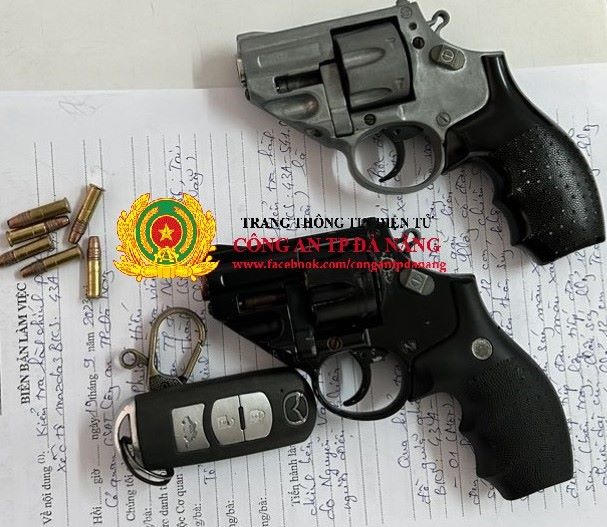Bắt đối tượng hình sự cộm cán thủ 2 khẩu súng ngắn, 6 viên đạn trong xe ô tô
