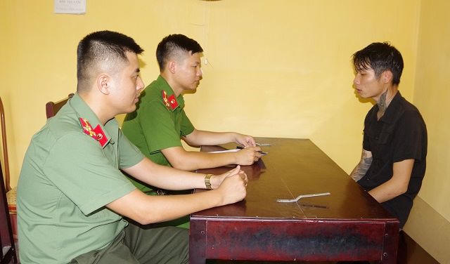 Bắt giam 2 đối tượng lấy điện thoại người khác chuyển tiền chiếm đoạt tài sản