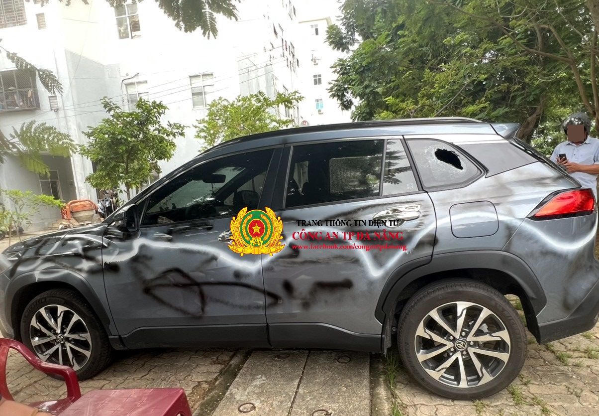Bắt khẩn cấp 2 đối tượng xịt sơn, đập phá xe ô tô của người dân đỗ bên đường