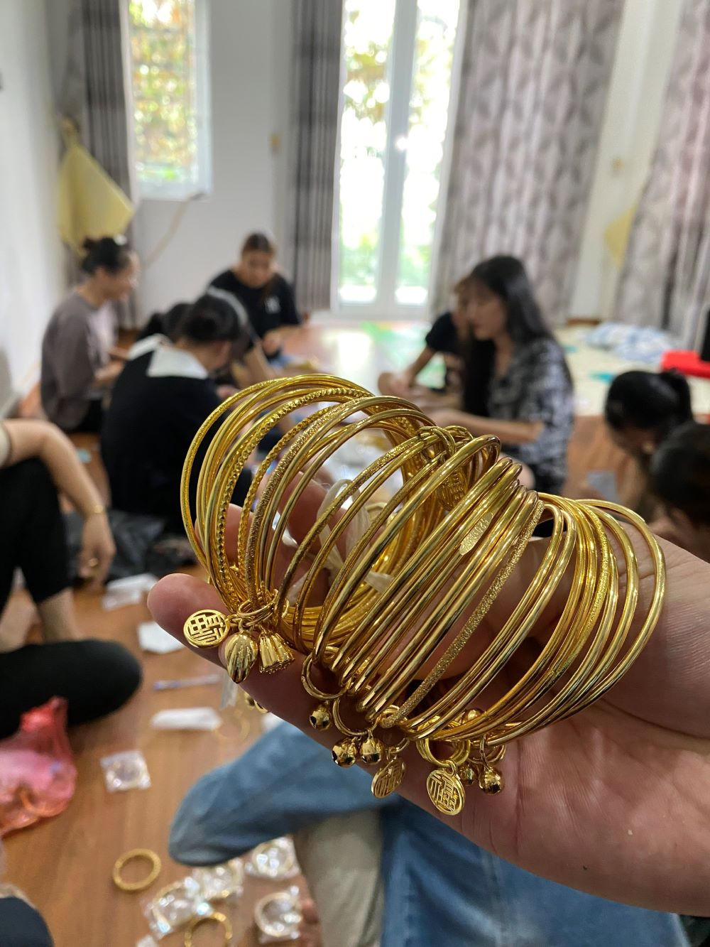 Lào Cai: Liên tiếp bắt quả tang 3 cửa hàng kinh doanh hàng nghìn sản phẩm trang sức thời trang mỹ ký vi phạm