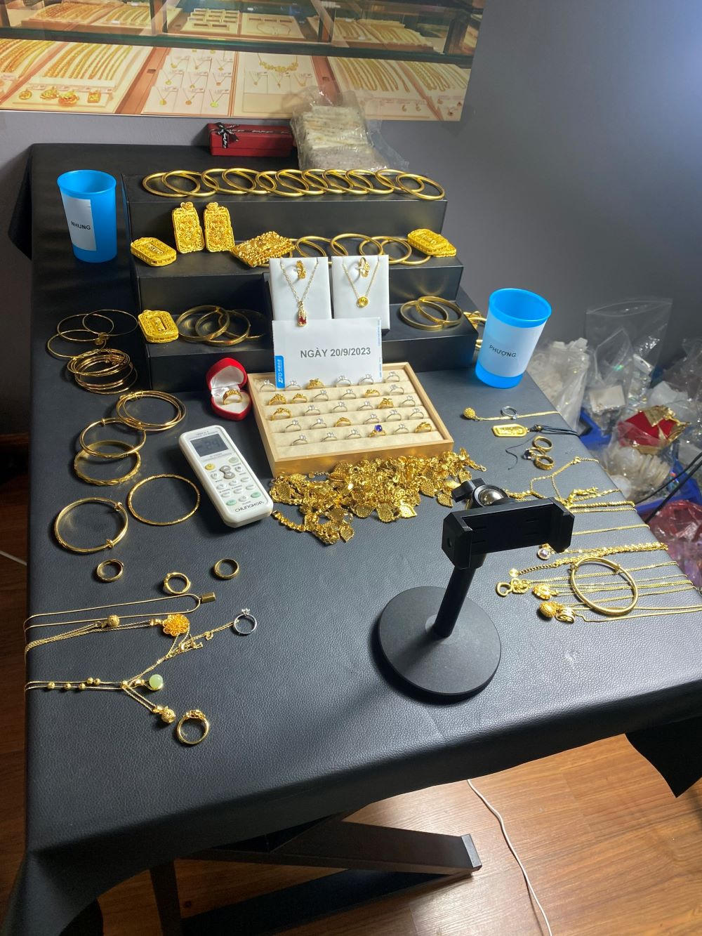 Lào Cai: Liên tiếp bắt quả tang 3 cửa hàng kinh doanh hàng nghìn sản phẩm trang sức thời trang mỹ ký vi phạm