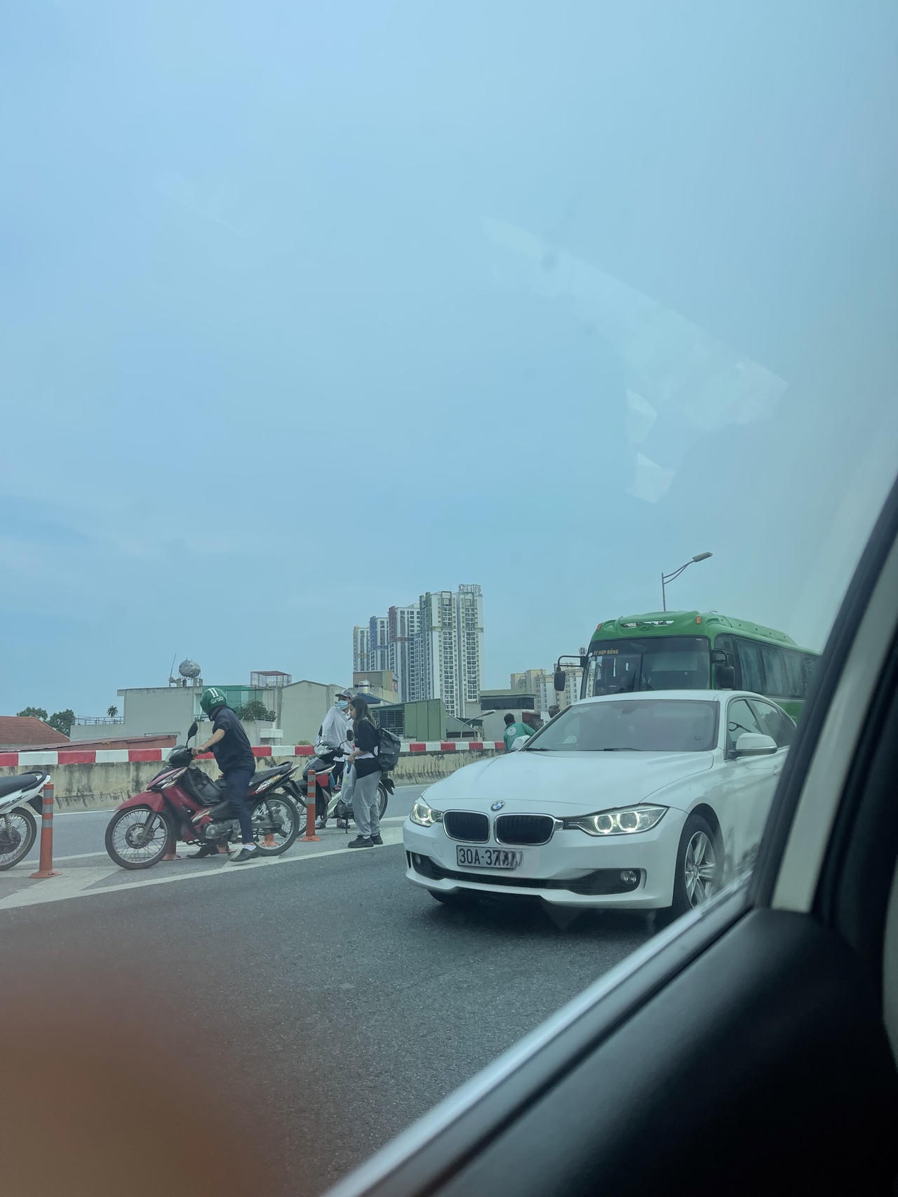 Bức xúc vì xe khách, xe ôm ngang nhiên đón, trả khách trên đường cao tốc ở Hà Nội