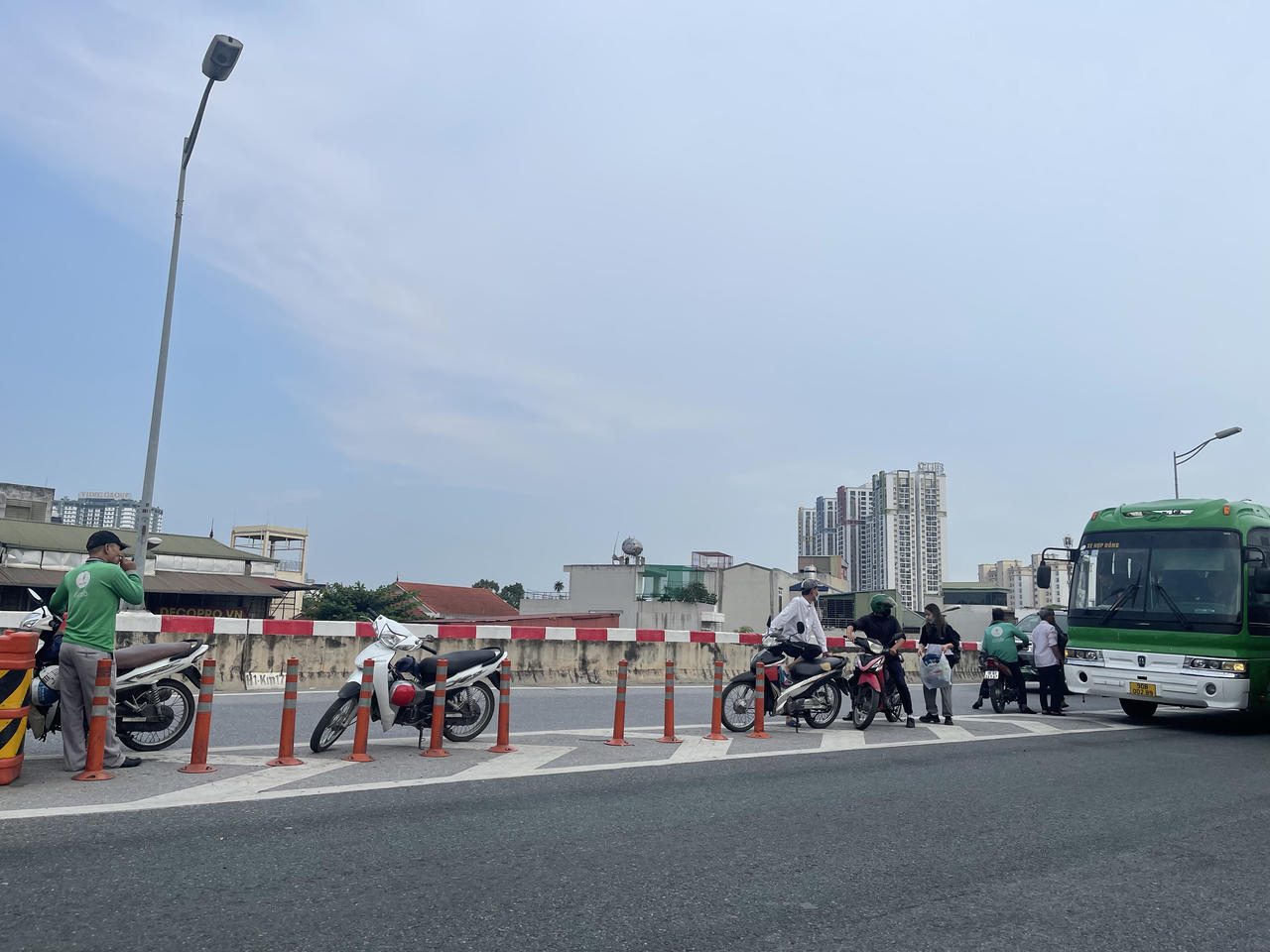 Bức xúc vì xe khách, xe ôm ngang nhiên đón, trả khách trên đường cao tốc ở Hà Nội