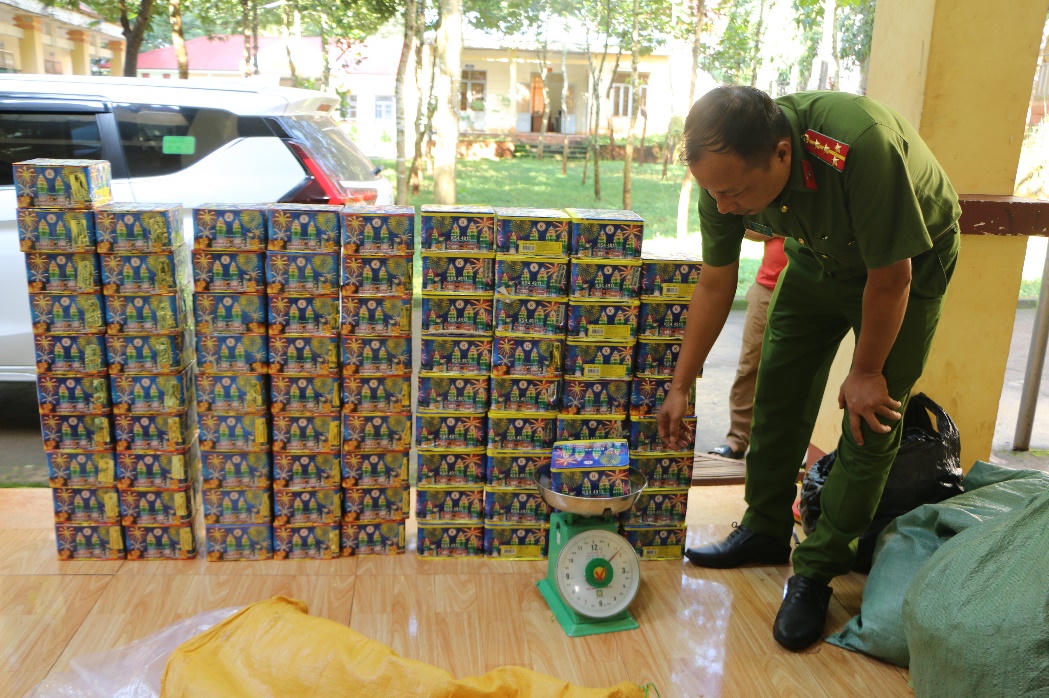 Bình Phước: Tạm giữ 2 đối tượng vận chuyển gần 1,3 tạ pháo lậu