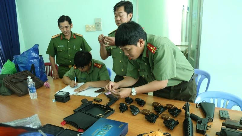 Tạm giữ đối tượng chế tạo, tàng trữ, mua bán trái phép vũ khí quân dụng số lượng lớn