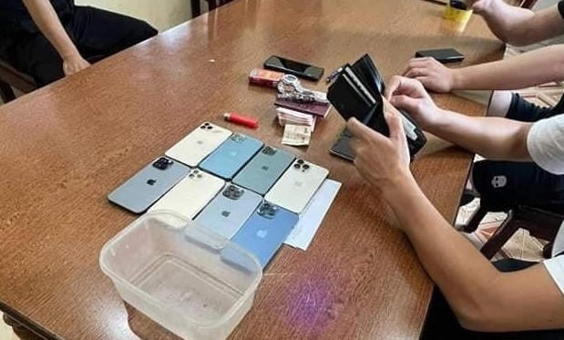 Tạm giữ đối tượng người nước ngoài trộm cắp nhiều điện thoại