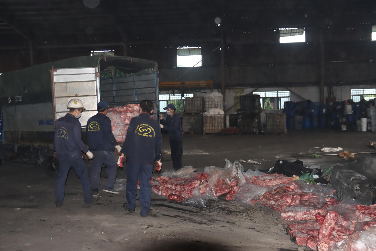 Phát hiện hơn 3,2 tấn thịt lợn biến màu, ôi thiu đang chuyển đi tiêu thụ ở Thái Bình
