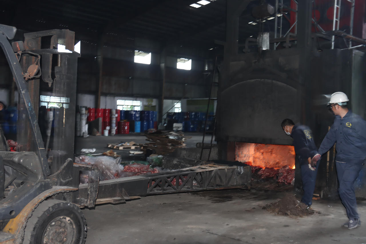 Phát hiện hơn 3,2 tấn thịt lợn biến màu, ôi thiu đang chuyển đi tiêu thụ ở Thái Bình