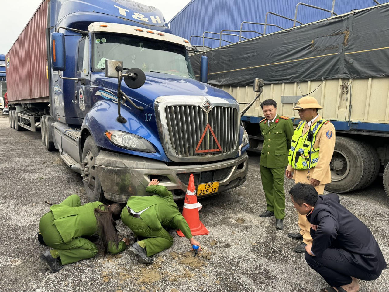 Thanh Hóa: Tạm giữ hình sự đối tượng điều khiển xe container tông vào xe của CSGT