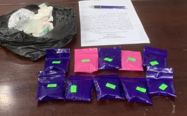 Bắt giữ 'nữ quái' mang hàng nghìn viên ma túy đi tiêu thụ