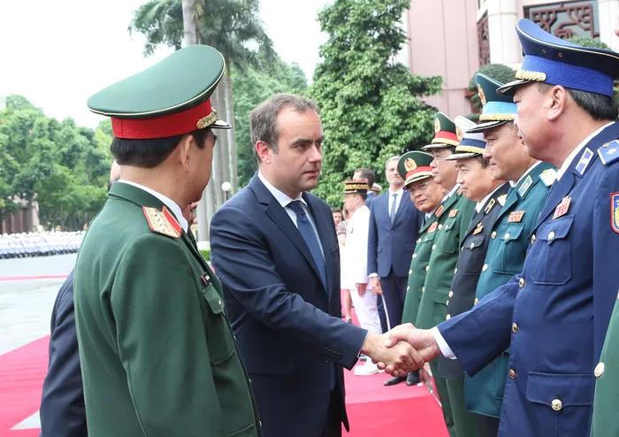 Bộ trưởng Bộ Quân đội Pháp thăm chính thức Việt Nam
