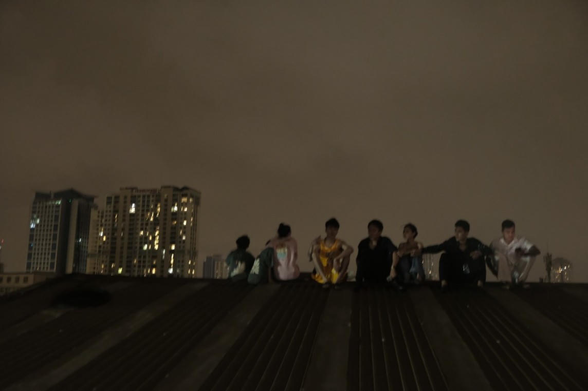 Cháy lớn trong đêm tại Hà Nội, nhiều người trèo lên mái nhà chờ cứu