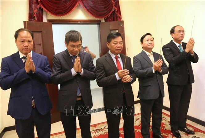 Dâng hương tri ân công đức Chủ tịch Hồ Chí Minh tại Campuchia