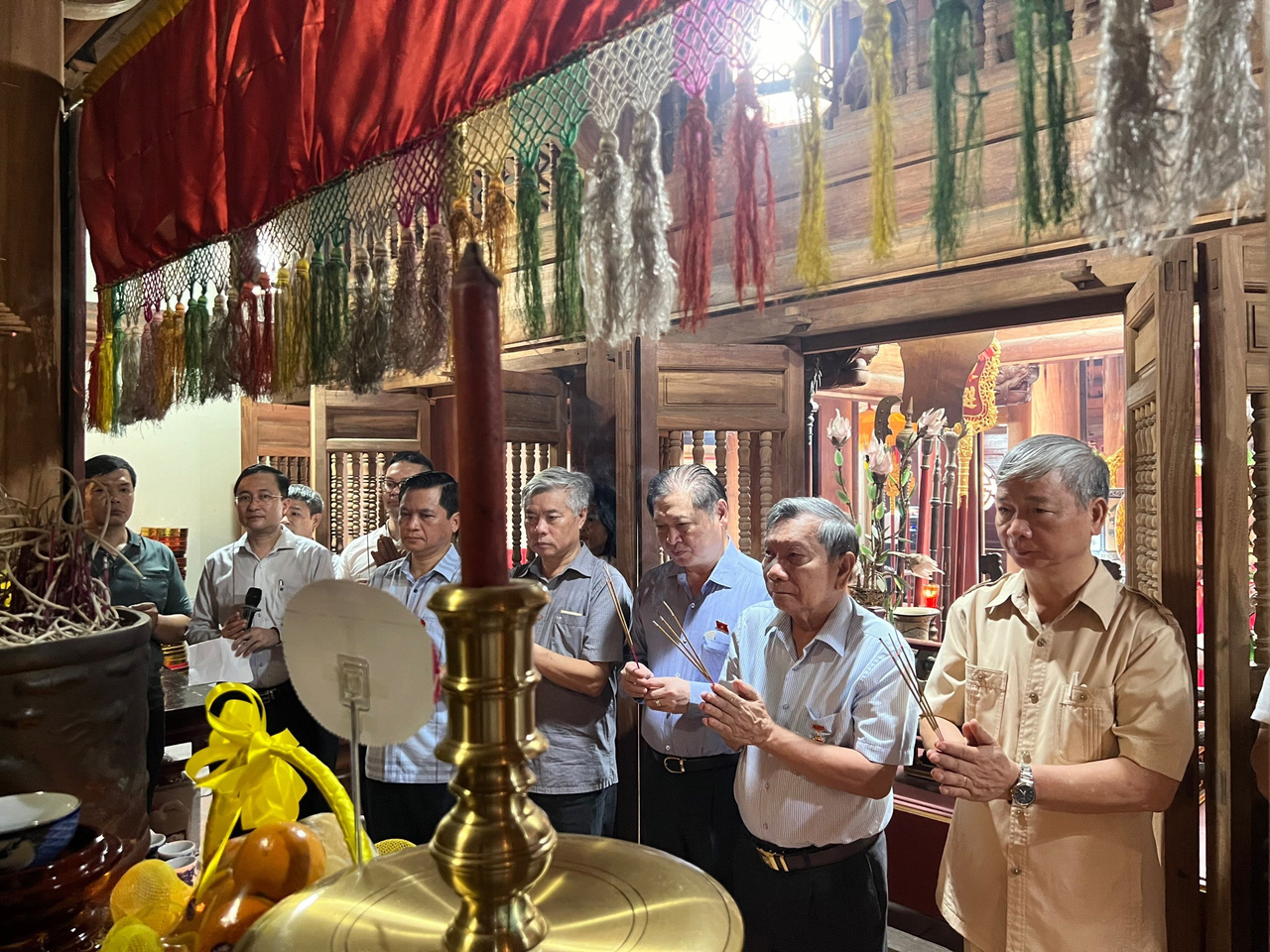 Họ Phan Việt Nam dâng hương, công đức tại đình Thị Cấm 