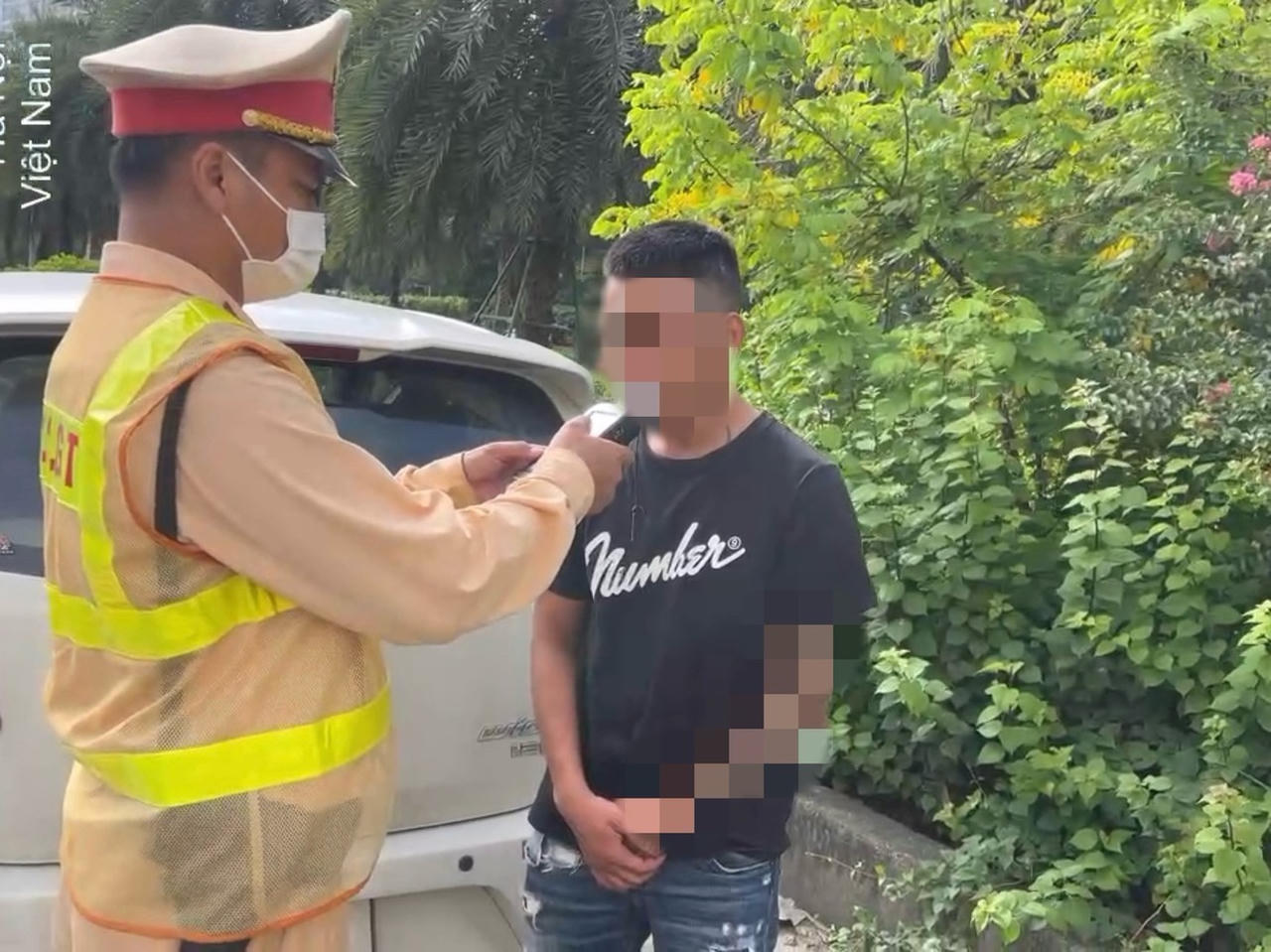 Không mang bằng lái còn 'phóng' ô tô quá tốc độ trên đường Hà Nội, vi phạm nồng độ cồn 'kịch khung'