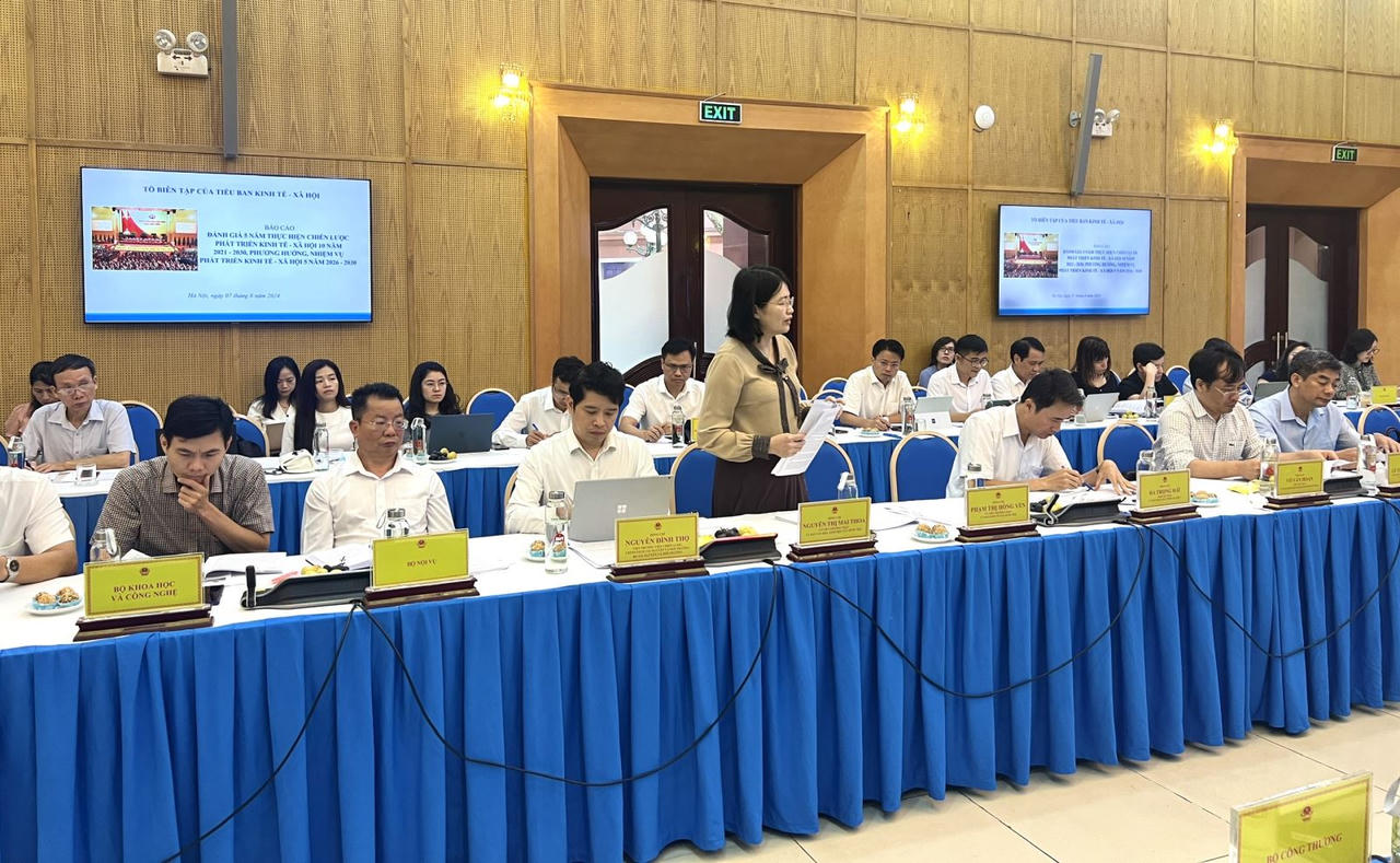 Khẩn trương hoàn thiện Báo cáo Kinh tế - Xã hội để trình Bộ Chính trị