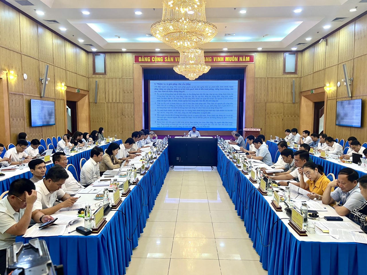 Khẩn trương hoàn thiện Báo cáo Kinh tế - Xã hội để trình Bộ Chính trị