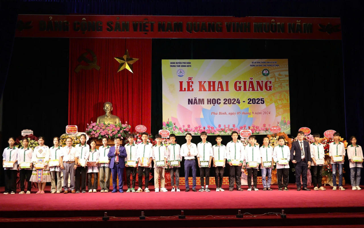 Trường Cao đẳng Công Thương Việt Nam tưng bừng khai giảng năm học mới