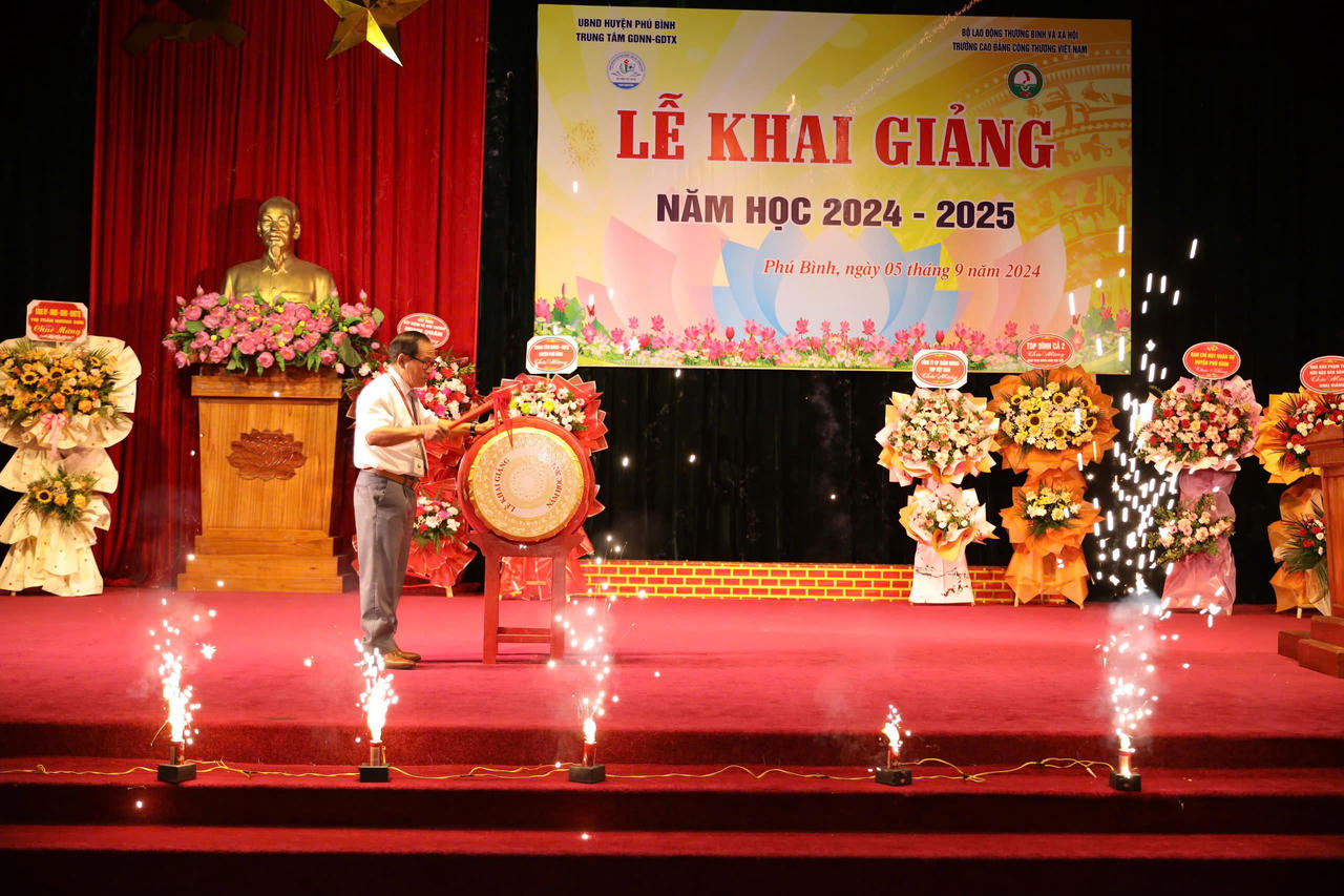 Trường Cao đẳng Công Thương Việt Nam tưng bừng khai giảng năm học mới