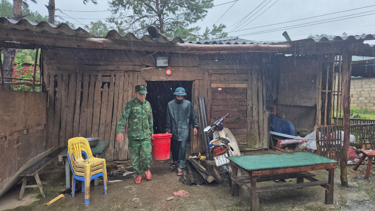 Bộ đội Biên phòng tỉnh Lạng Sơn giúp dân phòng, chống bão số 3