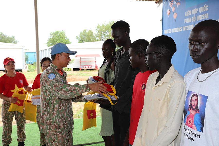 'Bộ đội Cụ Hồ' vui rằm Trung thu cùng trẻ em nghèo tại Abyei