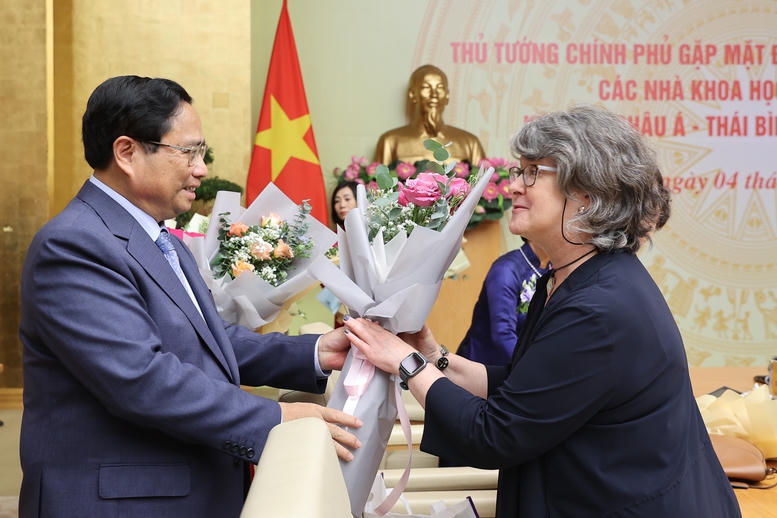 Thủ tướng tiếp các nhà khoa học và kỹ sư nữ khu vực châu Á - Thái Bình Dương