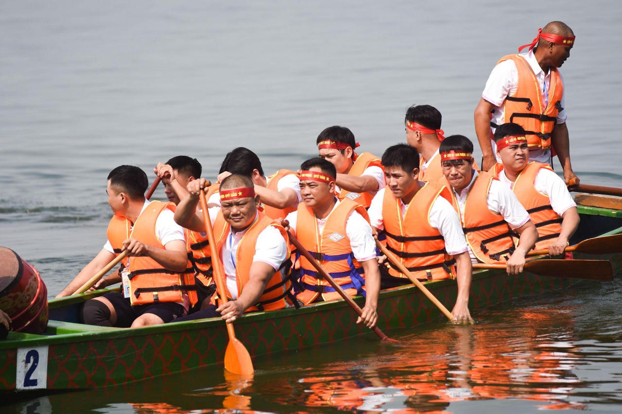 Hơn 1.000 người tham dự Giải Bơi chải thuyền rồng lớn nhất Việt Nam 