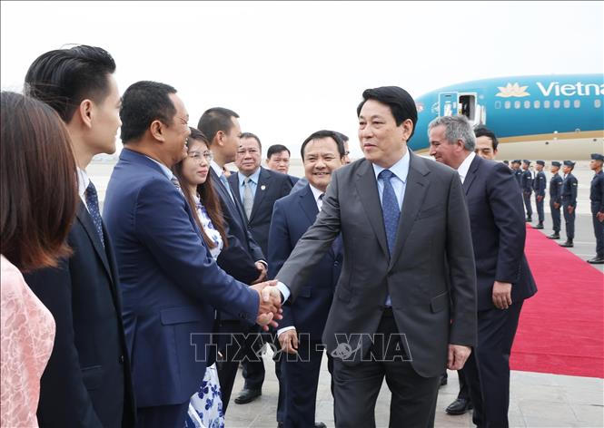 Chủ tịch nước đến Lima, bắt đầu chuyến thăm chính thức Peru và tham dự Tuần lễ Cấp cao APEC