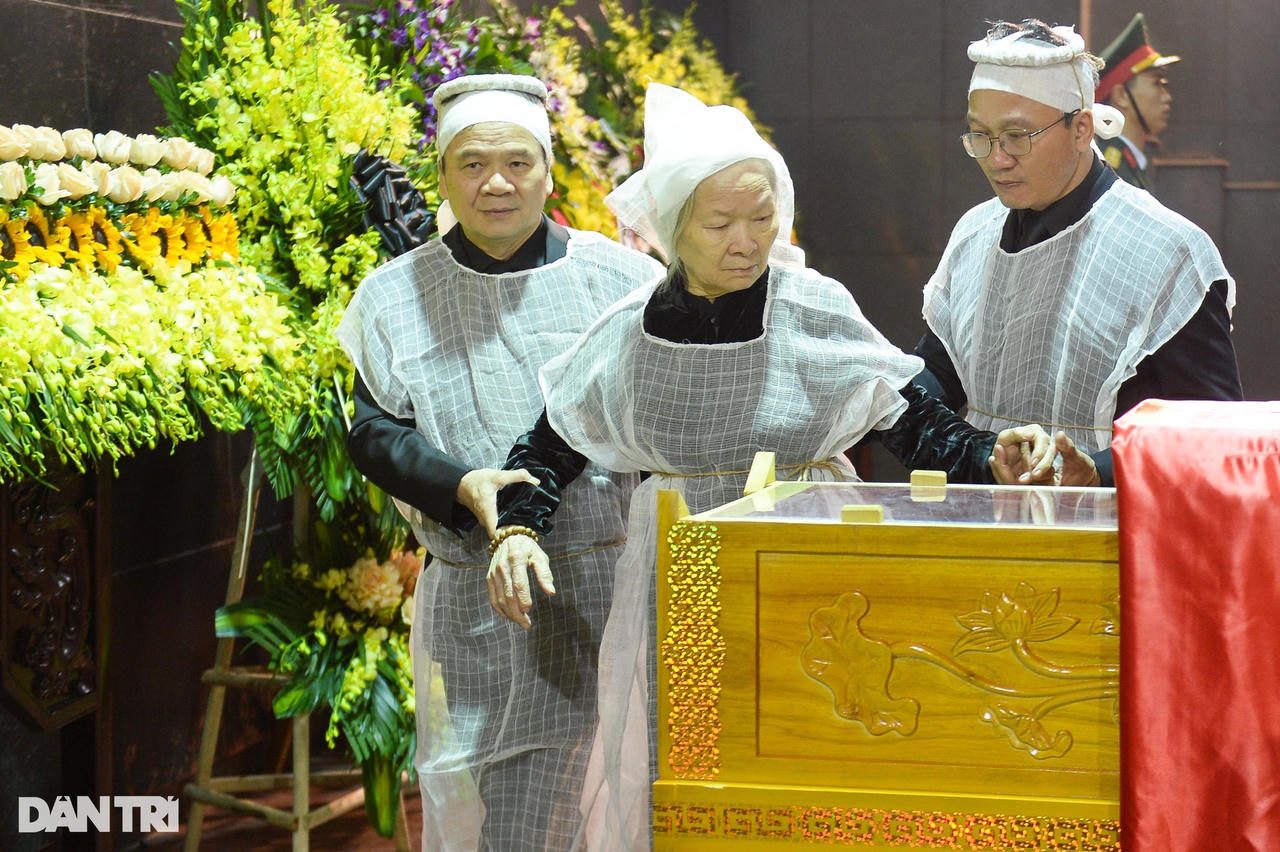 Lễ tang Trung tướng, Anh hùng lực lượng vũ trang Khuất Duy Tiến